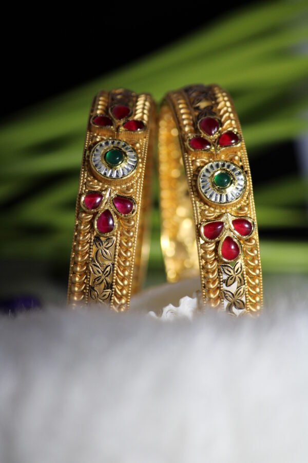kangan with red and greem stone design