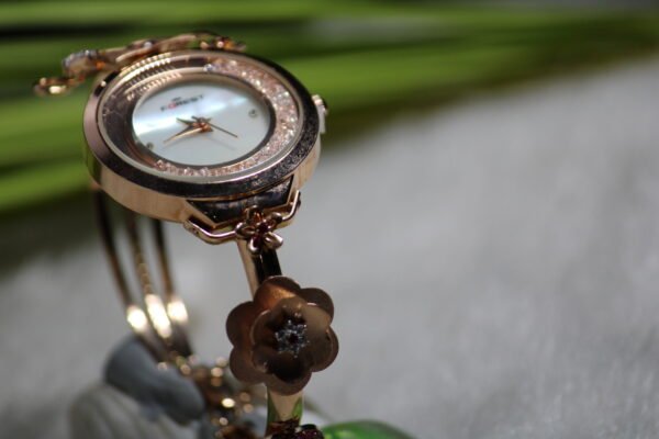 ladies watch in gold